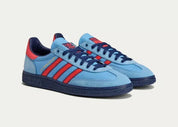Sneakers adidas Manchester SPZL C.P. Company Light Blue en textile premium avec finitions collaboratives et semelle confortable, vue de 3/4 face. 