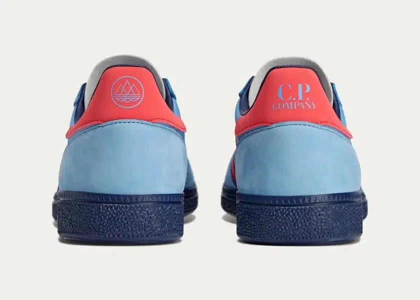 Sneakers adidas Manchester SPZL C.P. Company Light Blue en textile premium avec finitions collaboratives et semelle confortable, vue de derrière. 