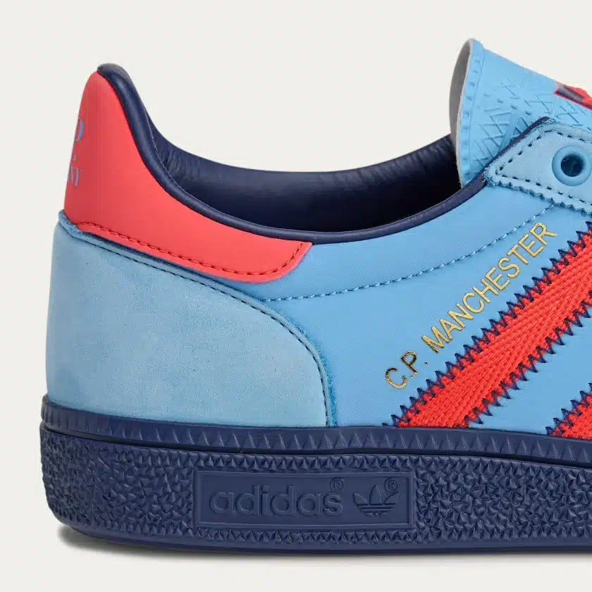 Sneakers adidas Manchester SPZL C.P. Company Light Blue en textile premium avec finitions collaboratives et semelle confortable, vue zoomée sur les détails arrière de la chaussure. 