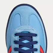 Sneakers adidas Manchester SPZL C.P. Company Light Blue en textile premium avec finitions collaboratives et semelle confortable, vue zoomée sur la toe box de la chaussure. 