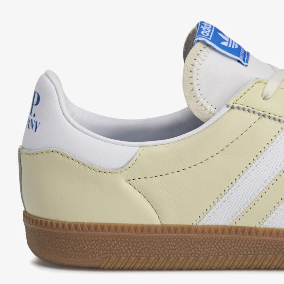 Sneakers Adidas Wimberly SPZL C.P. Company Sand en textile technique premium avec détails collaboratifs et semelle confortable, vue zoomée sur les détails arrière de la chaussure. 