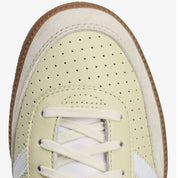 Sneakers Adidas Wimberly SPZL C.P. Company Sand en textile technique premium avec détails collaboratifs et semelle confortable, vue zoomée sur les détails de la toe box de la chaussure. 