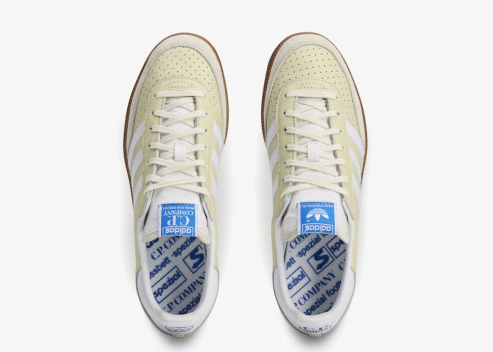 Sneakers Adidas Wimberly SPZL C.P. Company Sand en textile technique premium avec détails collaboratifs et semelle confortable, vue sur le dessus de la paire de chaussure. 