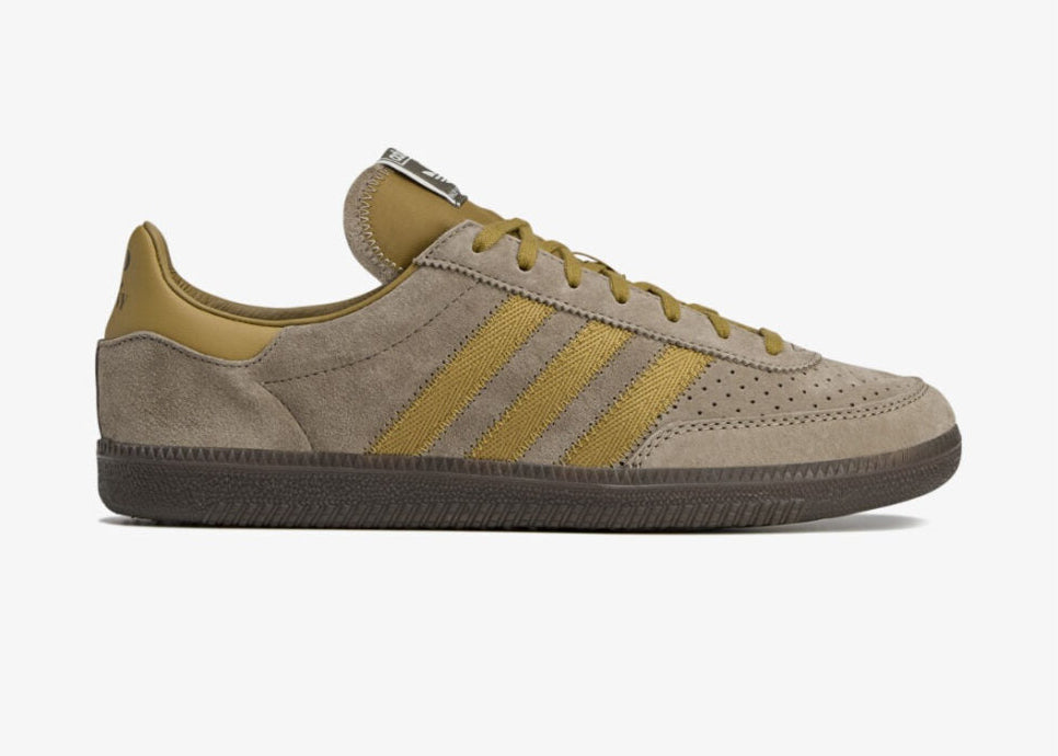 Sneakers Adidas Wimberly SPZL C.P. Company Tech Khaki en textile technique premium avec détails collaboratifs et semelle confortable, vue de profil. 