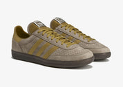 Sneakers Adidas Wimberly SPZL C.P. Company Tech Khaki en textile technique premium avec détails collaboratifs et semelle confortable, vue de 3/4 face. 