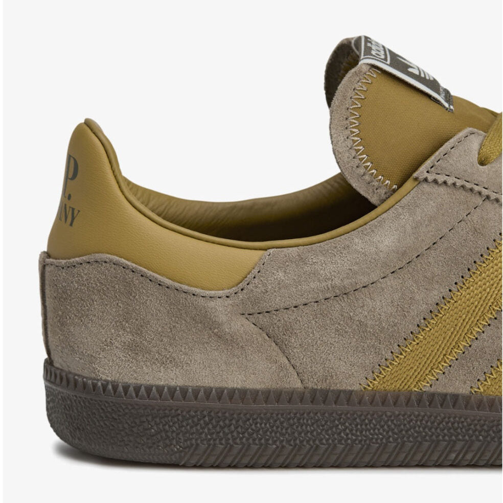 Sneakers Adidas Wimberly SPZL C.P. Company Tech Khaki en textile technique premium avec détails collaboratifs et semelle confortable, vue zoomée sur les détails arrière de la paire. 