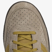 Sneakers Adidas Wimberly SPZL C.P. Company Tech Khaki en textile technique premium avec détails collaboratifs et semelle confortable, vue zoomée sur les détails de la toe box de la paire. 