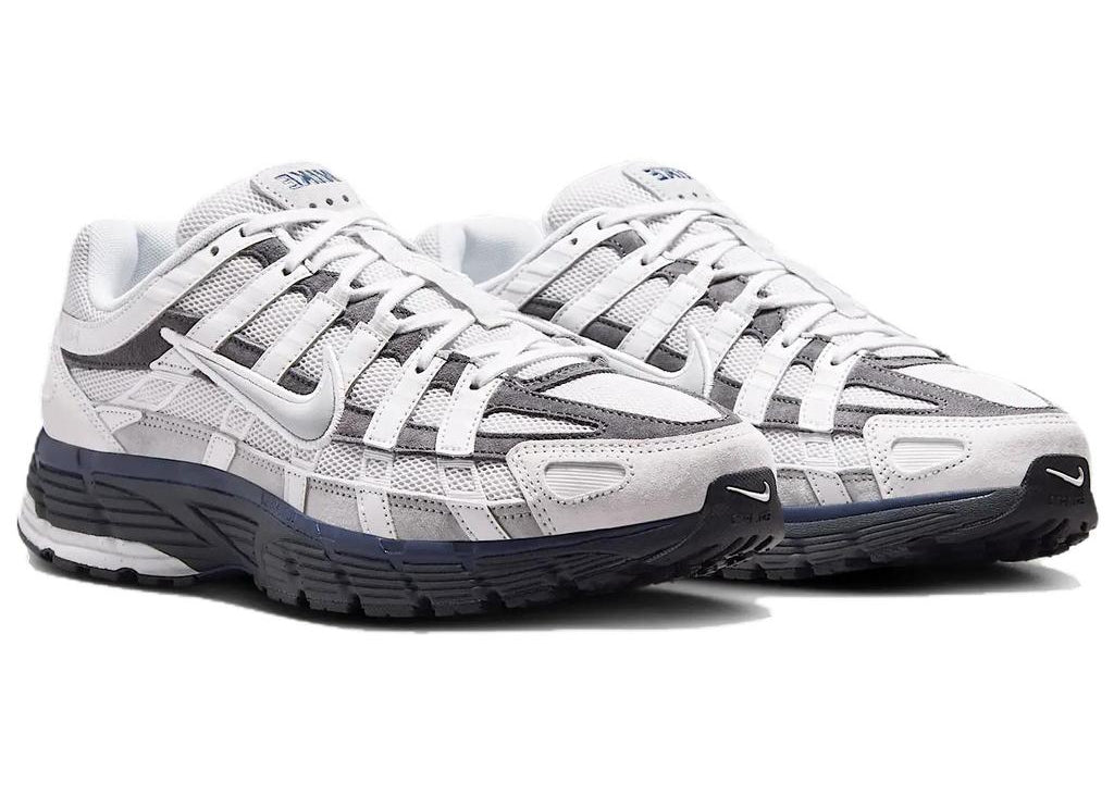 Nike P-6000 Photon Dust Anthracite grise avec tige en mesh, empiècements multicouches, détails Anthracite et semelle rétro-running.