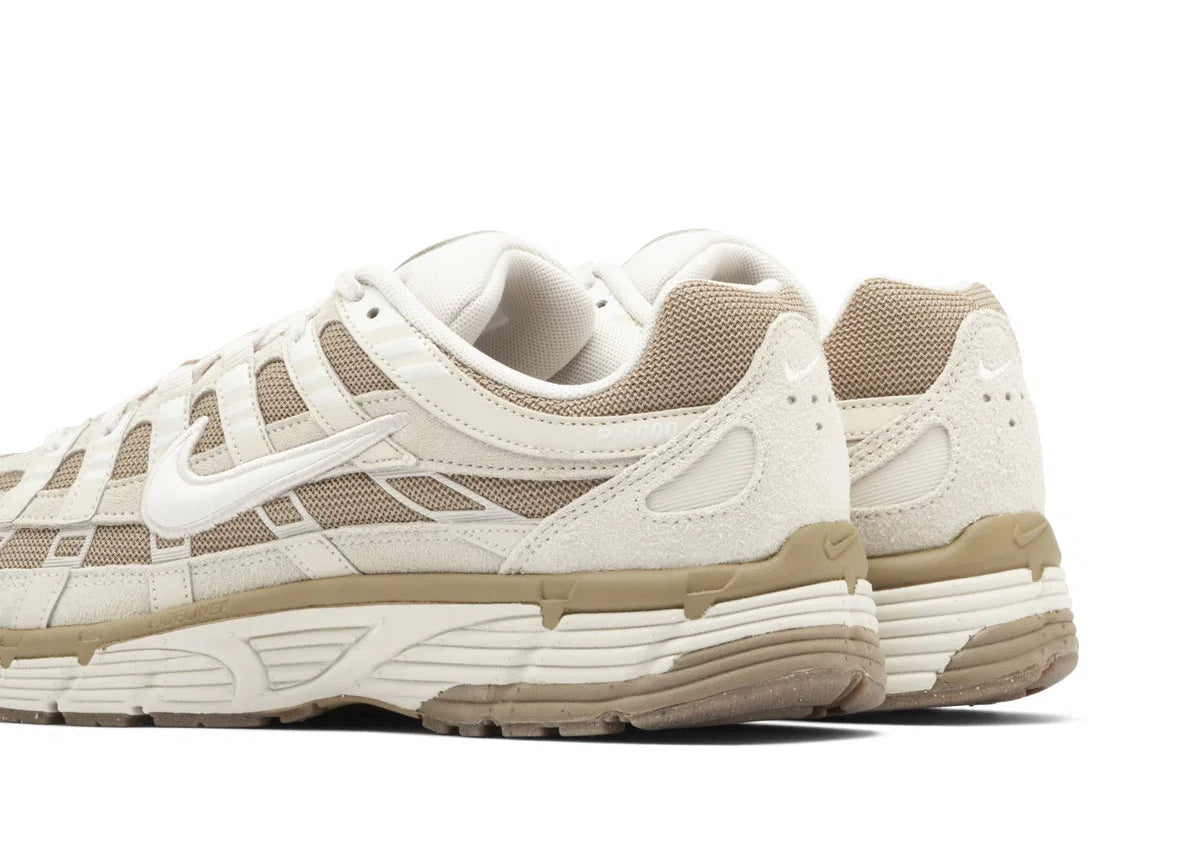 Nike P-6000 Light Orewood Brown beige et kaki avec tige en mesh, empiècements multicouches et semelle rétro-running.