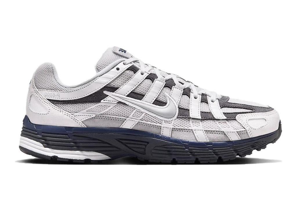 Nike P-6000 Photon Dust Anthracite grise avec tige en mesh, empiècements multicouches, détails Anthracite et semelle rétro-running.