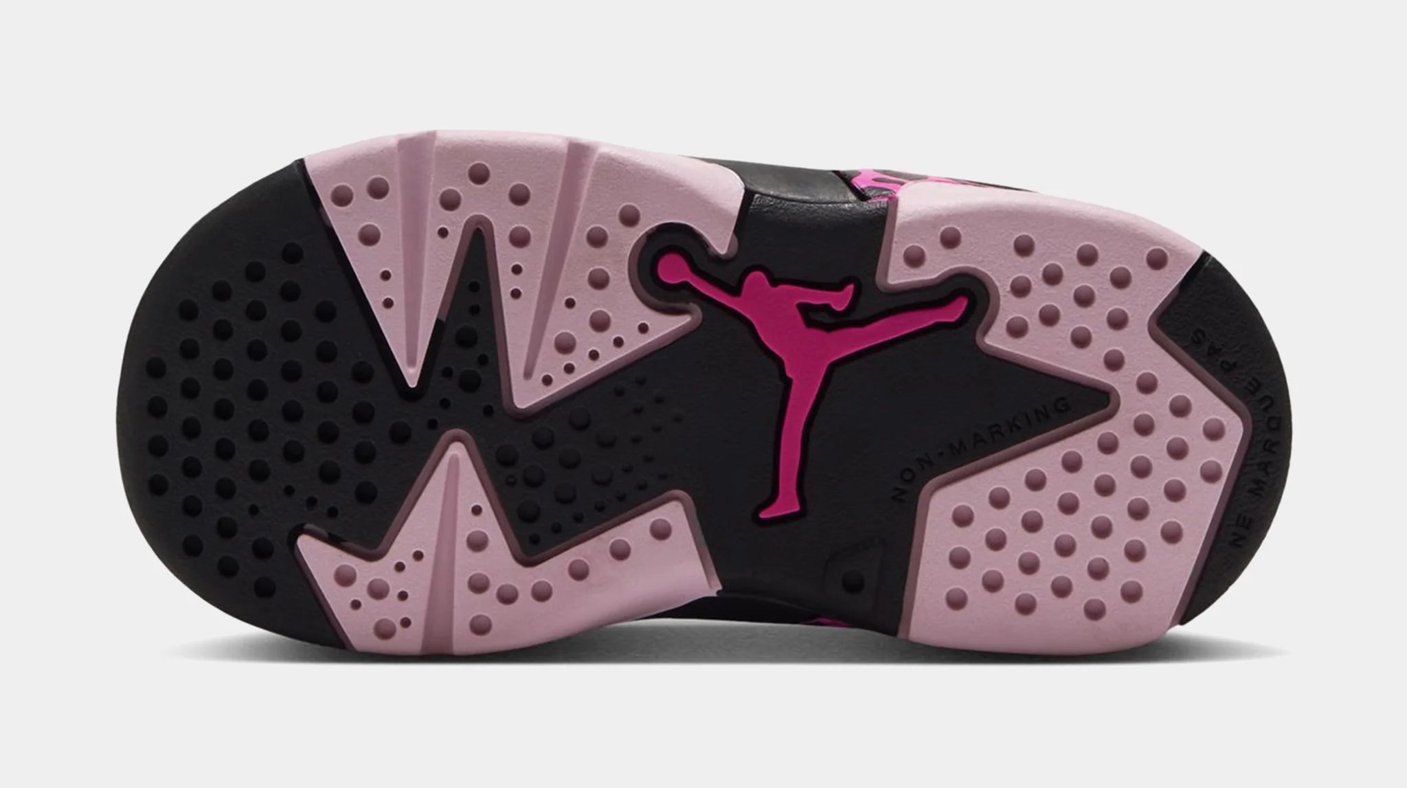 Air Jordan 6 Retro Low Black Fierce Pink (TD) IQ5607-001 en cuir noir avec accents Fierce Pink, boucle talon et semelle caoutchouc.