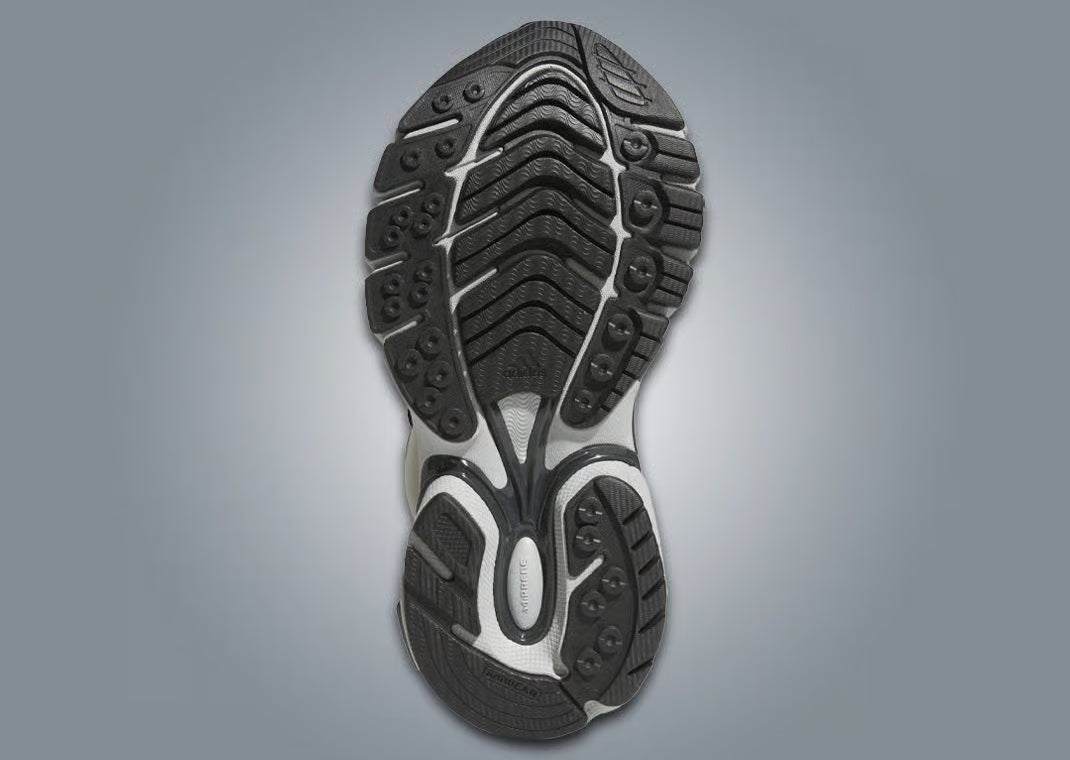 Sneakers adidas Adistar Jellyfish Pharrell Williams en Solid Grey et Black avec mesh respirant et amorti Adistar réactif.