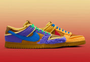 Nike Dunk Low Cactus Plant Flea Market Swamp Sponge Psychic Purple avec tige asymétrique en textile, suède, velours côtelé, tissu éponge et fausse fourrure, détails en mousse apparente et semelle cupsole en caoutchouc.