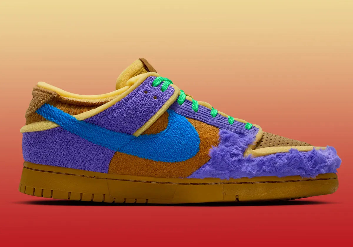 Nike Dunk Low Cactus Plant Flea Market Swamp Sponge Psychic Purple avec tige asymétrique en textile, suède, velours côtelé, tissu éponge et fausse fourrure, détails en mousse apparente et semelle cupsole en caoutchouc.