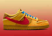 Nike Dunk Low Cactus Plant Flea Market Swamp Sponge Psychic Purple avec tige asymétrique en textile, suède, velours côtelé, tissu éponge et fausse fourrure, détails en mousse apparente et semelle cupsole en caoutchouc.