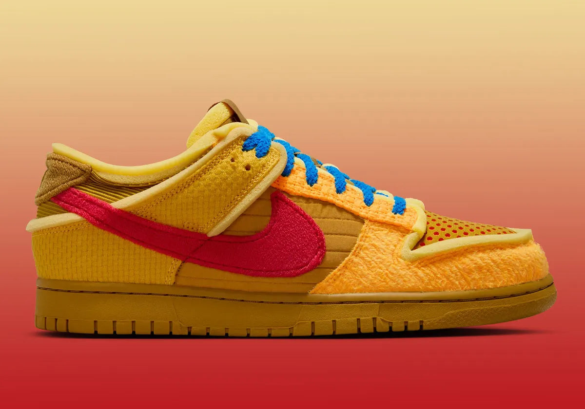 Nike Dunk Low Cactus Plant Flea Market Swamp Sponge Psychic Purple avec tige asymétrique en textile, suède, velours côtelé, tissu éponge et fausse fourrure, détails en mousse apparente et semelle cupsole en caoutchouc.
