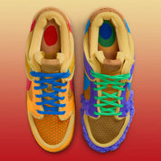 Nike Dunk Low Cactus Plant Flea Market Swamp Sponge Psychic Purple avec tige asymétrique en textile, suède, velours côtelé, tissu éponge et fausse fourrure, détails en mousse apparente et semelle cupsole en caoutchouc.