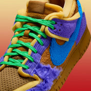 Nike Dunk Low Cactus Plant Flea Market Swamp Sponge Psychic Purple avec tige asymétrique en textile, suède, velours côtelé, tissu éponge et fausse fourrure, détails en mousse apparente et semelle cupsole en caoutchouc.