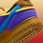 Nike Dunk Low Cactus Plant Flea Market Swamp Sponge Psychic Purple avec tige asymétrique en textile, suède, velours côtelé, tissu éponge et fausse fourrure, détails en mousse apparente et semelle cupsole en caoutchouc.