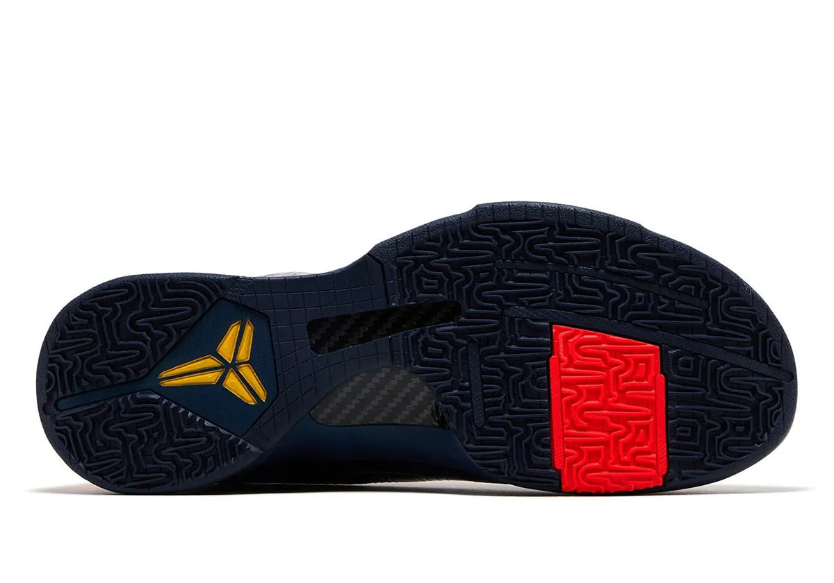 Vue sur la semelle de la chaussure de basketball Nike Kobe 5 Protro Caitlin Clark Indiana Fever en mesh technique avec amorti Zoom Air et design performance premium