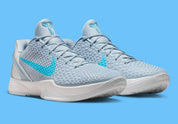 Image de la Nike Kobe 6 Protro “Caitlin Clark Light Armory Blue”, sneaker bleu glacier avec texture snakeskin, accents bleu baltic, semelle blanche, unité Zoom Air avant-pied. Vue de 3/4 face.