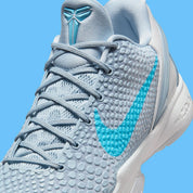 Image de la Nike Kobe 6 Protro “Caitlin Clark Light Armory Blue”, sneaker bleu glacier avec texture snakeskin, accents bleu baltic, semelle blanche, unité Zoom Air avant-pied. Vue de coté.