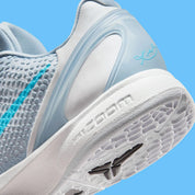 Image de la Nike Kobe 6 Protro “Caitlin Clark Light Armory Blue”, sneaker bleu glacier avec texture snakeskin, accents bleu baltic, semelle blanche, unité Zoom Air avant-pied. Vue zoomée sur l'arrière de la paire.