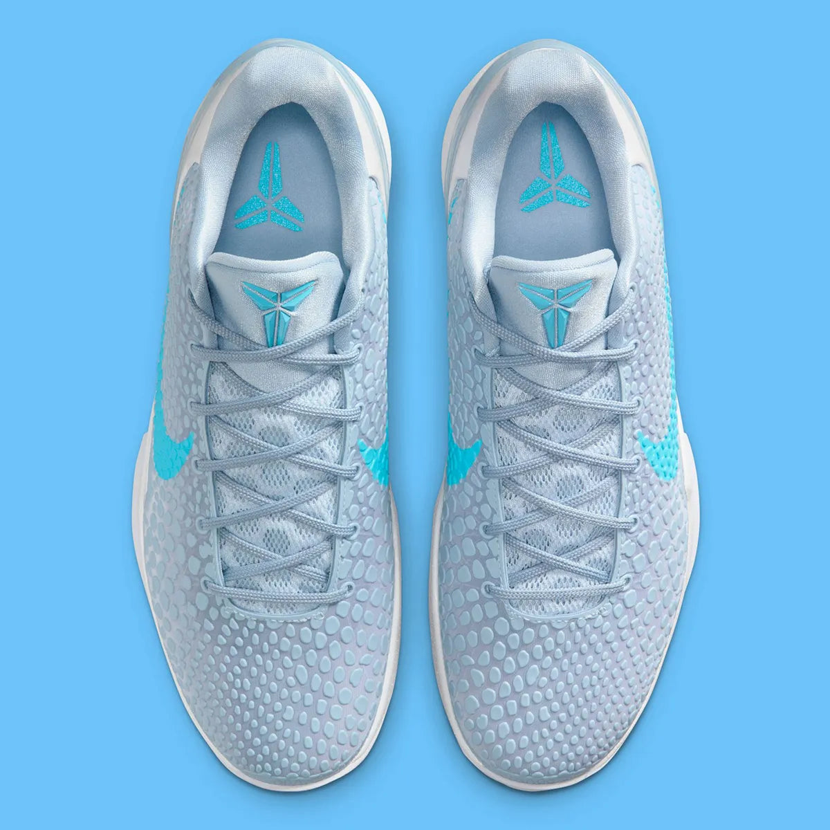 Image de la Nike Kobe 6 Protro “Caitlin Clark Light Armory Blue”, sneaker bleu glacier avec texture snakeskin, accents bleu baltic, semelle blanche, unité Zoom Air avant-pied. Vue de dessus.