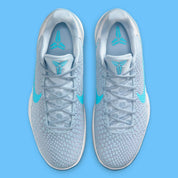 Image de la Nike Kobe 6 Protro “Caitlin Clark Light Armory Blue”, sneaker bleu glacier avec texture snakeskin, accents bleu baltic, semelle blanche, unité Zoom Air avant-pied. Vue de dessus.