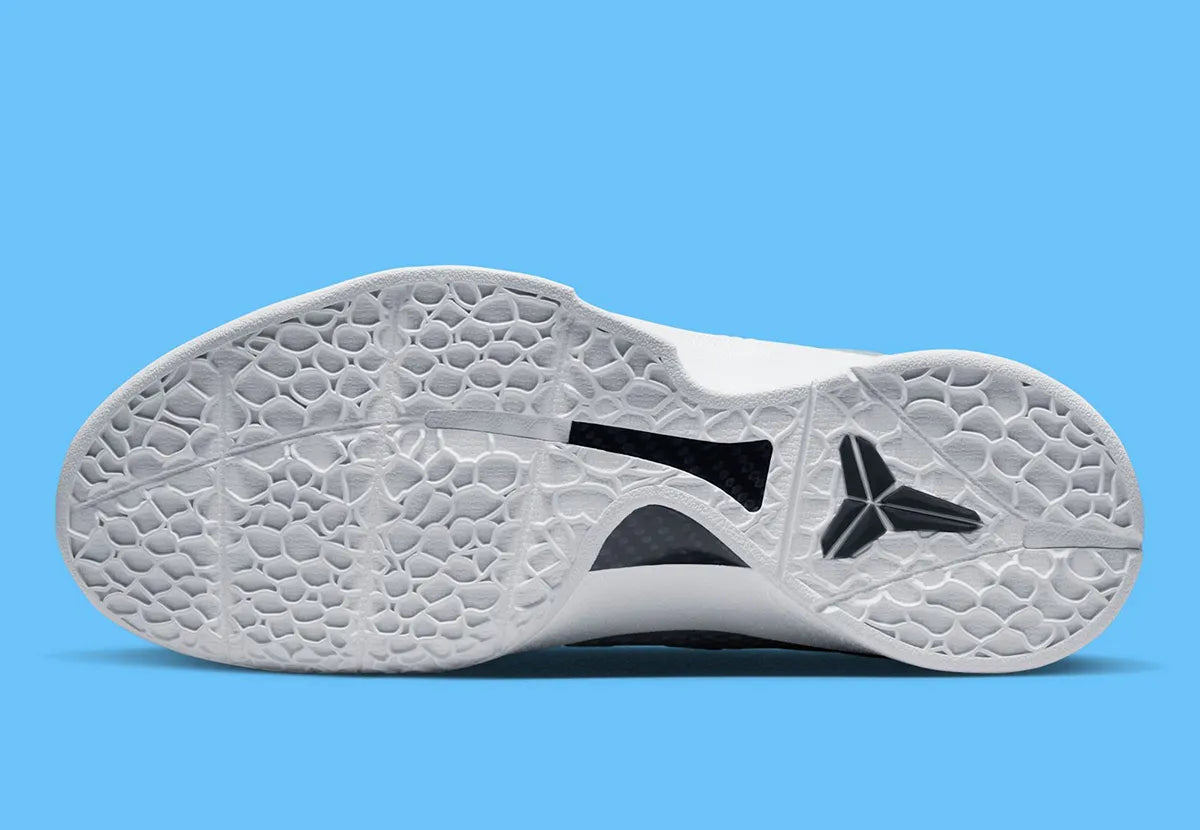 Image de la Nike Kobe 6 Protro “Caitlin Clark Light Armory Blue”, sneaker bleu glacier avec texture snakeskin, accents bleu baltic, semelle blanche, unité Zoom Air avant-pied. Vue sur la semelle.