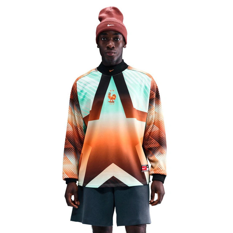Nike France Hollywood Goalkeeper Jersey Black/Monarch/Metallic Copper, maillot de gardien de l'Équipe de France avec imprimé graphique exclusif, coq centré et finitions premium vu de face. 