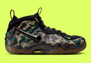 Nike Air Foamposite Pro Army Camo 2026, sneaker Nike Foamposite au motif camouflage vert kaki et noir avec coque moulée et Swoosh latéral.