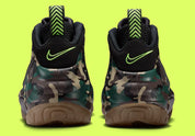Nike Air Foamposite Pro Army Camo 2026, sneaker Nike Foamposite au motif camouflage vert kaki et noir avec coque moulée et Swoosh latéral.