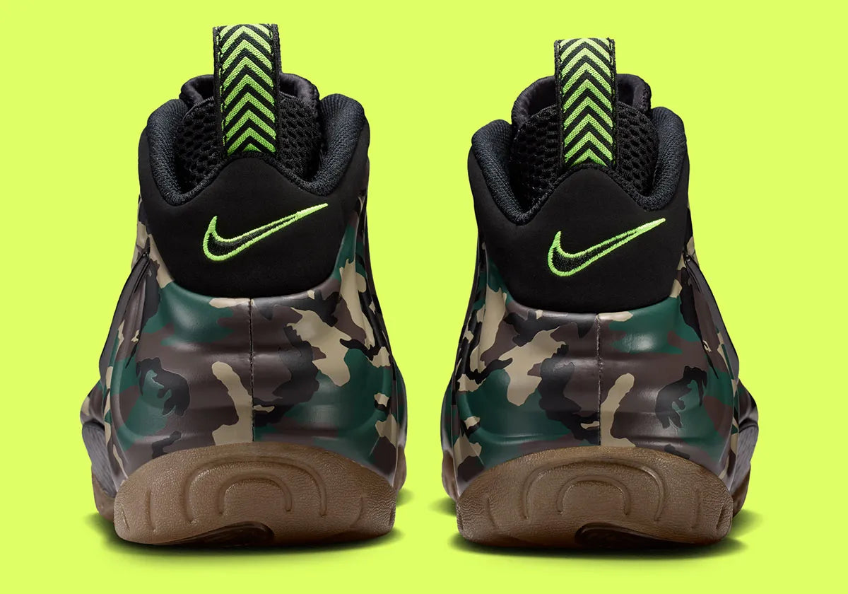 Nike Air Foamposite Pro Army Camo 2026, sneaker Nike Foamposite au motif camouflage vert kaki et noir avec coque moulée et Swoosh latéral.