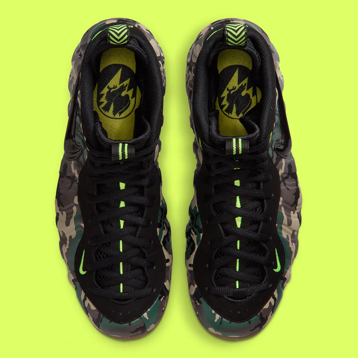 Nike Air Foamposite Pro Army Camo 2026, sneaker Nike Foamposite au motif camouflage vert kaki et noir avec coque moulée et Swoosh latéral.