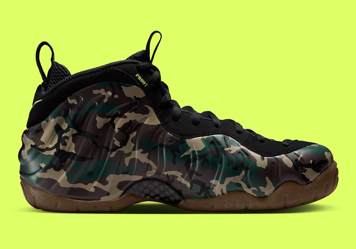 Nike Air Foamposite Pro Army Camo 2026, sneaker Nike Foamposite au motif camouflage vert kaki et noir avec coque moulée et Swoosh latéral.