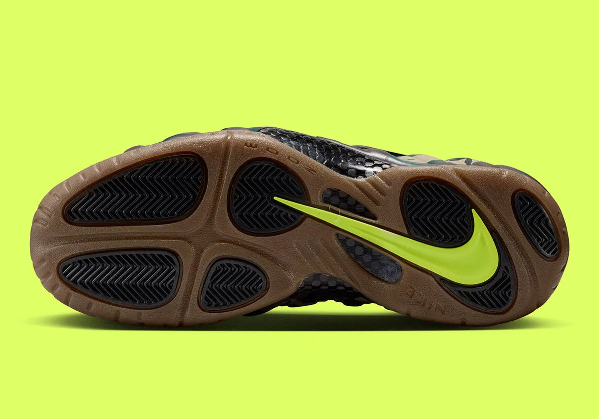 Nike Air Foamposite Pro Army Camo 2026, sneaker Nike Foamposite au motif camouflage vert kaki et noir avec coque moulée et Swoosh latéral.