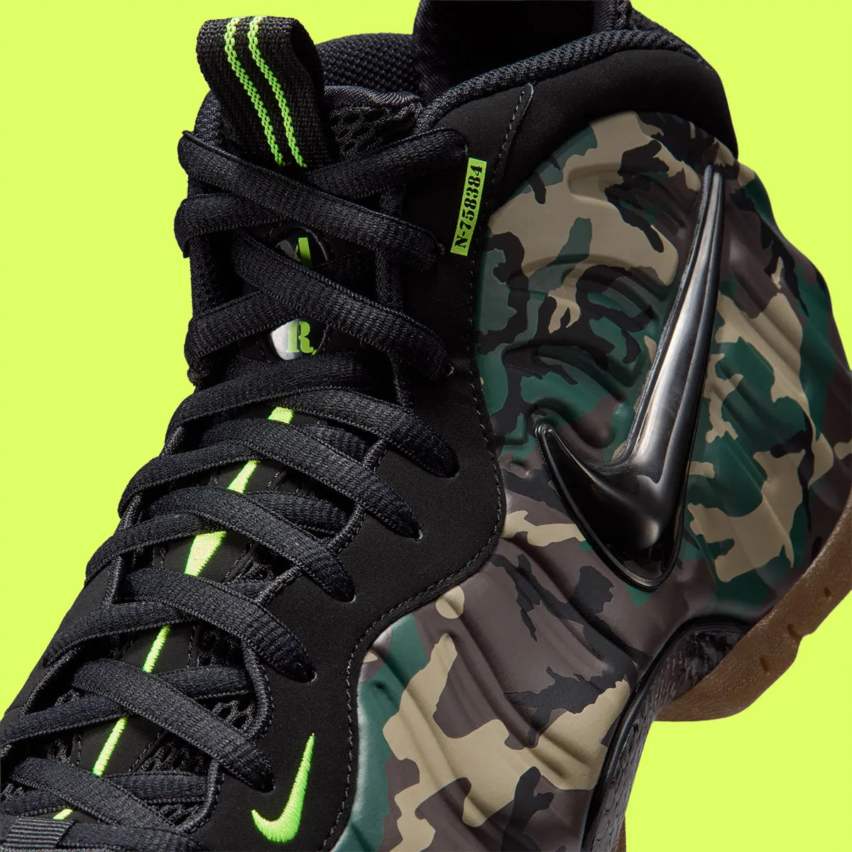 Nike Air Foamposite Pro Army Camo 2026, sneaker Nike Foamposite au motif camouflage vert kaki et noir avec coque moulée et Swoosh latéral.