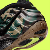 Nike Air Foamposite Pro Army Camo 2026, sneaker Nike Foamposite au motif camouflage vert kaki et noir avec coque moulée et Swoosh latéral.