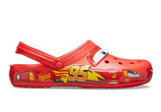 Crocs Classic Clog Lightning McQueen rouges inspirées de Flash McQueen de Disney Pixar Cars, avec graphismes exclusifs, bride pivotante et semelle légère en résine Croslite™.