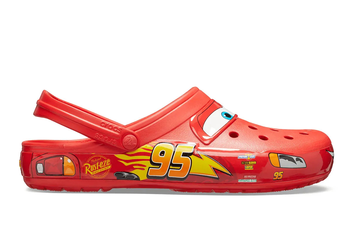Crocs Classic Clog Lightning McQueen rouges inspirées de Flash McQueen de Disney Pixar Cars, avec graphismes exclusifs, bride pivotante et semelle légère en résine Croslite™.