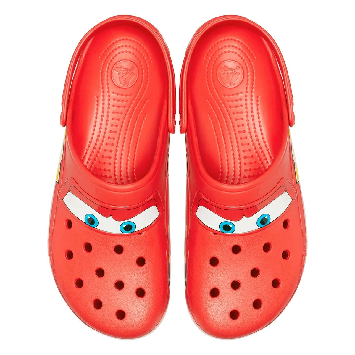 Crocs Classic Clog Lightning McQueen rouges inspirées de Flash McQueen de Disney Pixar Cars, avec graphismes exclusifs, bride pivotante et semelle légère en résine Croslite™.