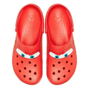 Crocs Classic Clog Lightning McQueen rouges inspirées de Flash McQueen de Disney Pixar Cars, avec graphismes exclusifs, bride pivotante et semelle légère en résine Croslite™.