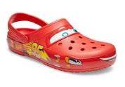 Crocs Classic Clog Lightning McQueen rouges inspirées de Flash McQueen de Disney Pixar Cars, avec graphismes exclusifs, bride pivotante et semelle légère en résine Croslite™.