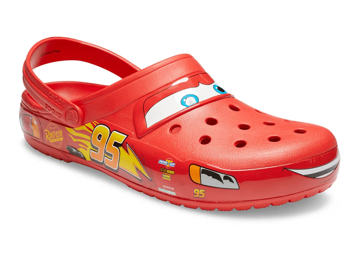 Crocs Classic Clog Lightning McQueen rouges inspirées de Flash McQueen de Disney Pixar Cars, avec graphismes exclusifs, bride pivotante et semelle légère en résine Croslite™.