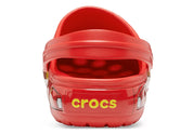 Crocs Classic Clog Lightning McQueen rouges inspirées de Flash McQueen de Disney Pixar Cars, avec graphismes exclusifs, bride pivotante et semelle légère en résine Croslite™.