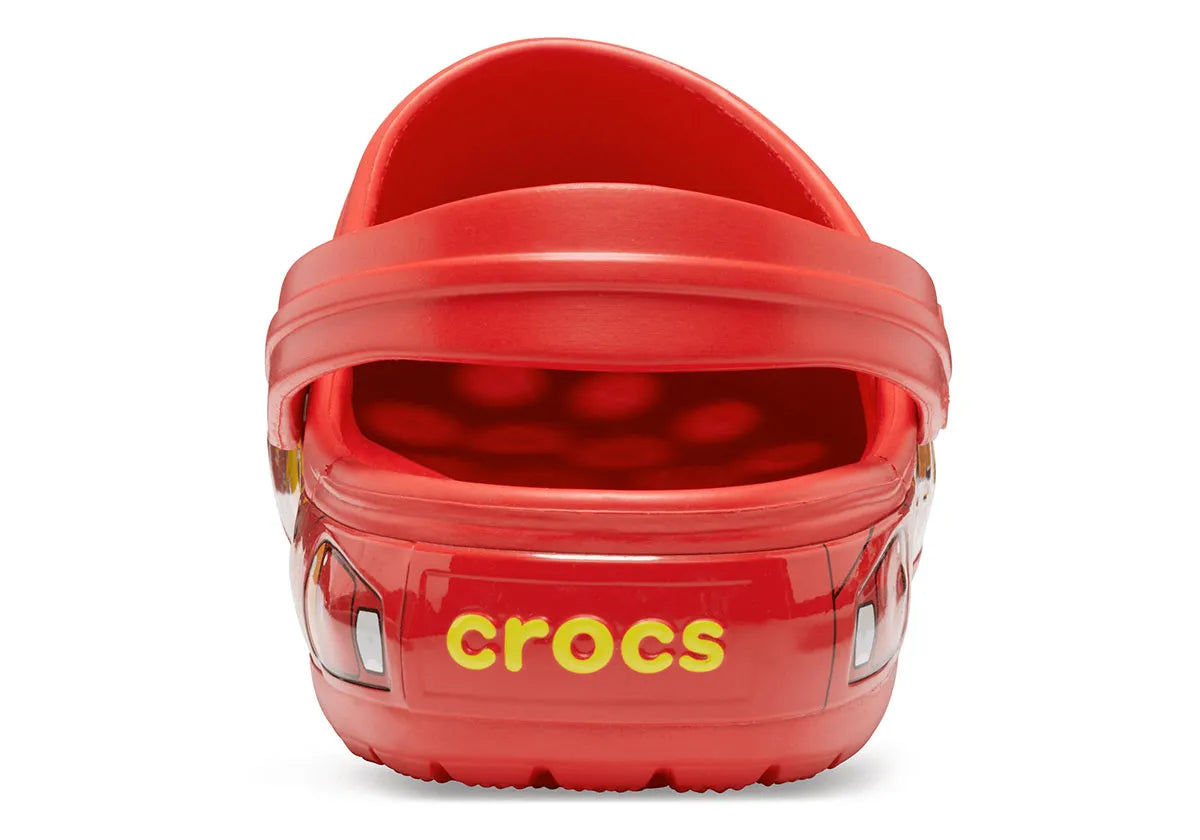 Crocs Classic Clog Lightning McQueen rouges inspirées de Flash McQueen de Disney Pixar Cars, avec graphismes exclusifs, bride pivotante et semelle légère en résine Croslite™.