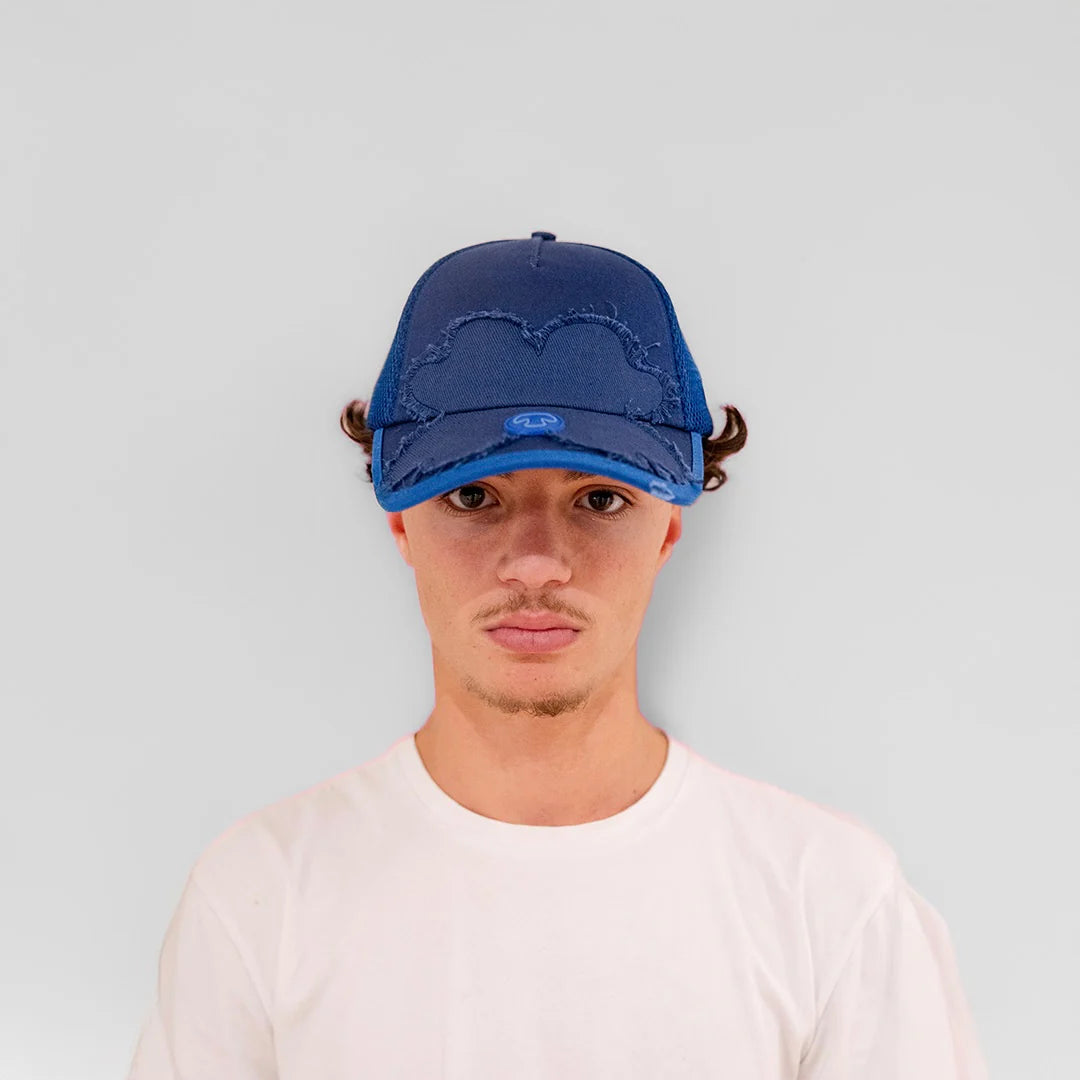 Casquette Torom Bleu Nuit – casquette streetwear en coton premium bleu nuit avec logo brodé, portée