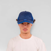 Casquette Torom Bleu Nuit – casquette streetwear en coton premium bleu nuit avec logo brodé, portée