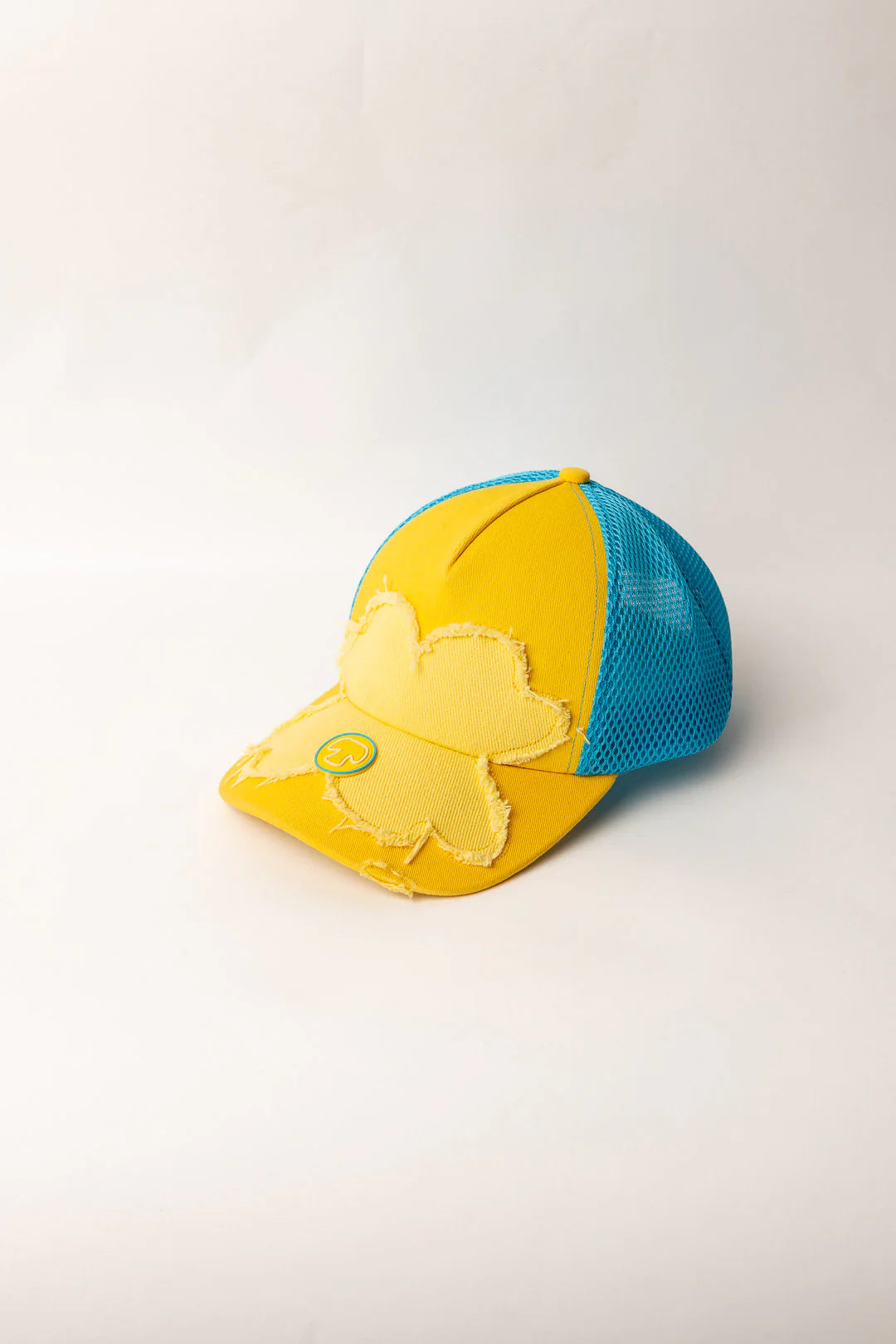 Casquette Torom Jaune/Bleu – casquette streetwear en coton premium jaune et bleu avec logo brodé, vue de face